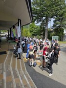 「おねがい」シリーズ20周年記念イベントの会場外の様子