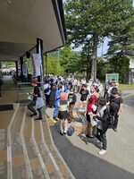 「おねがい」シリーズ20周年記念イベントの会場外の様子