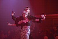 Netflix映画「10DANCE」より。竹内涼真演じる鈴木信也と、土居志央梨演じる田嶋アキ