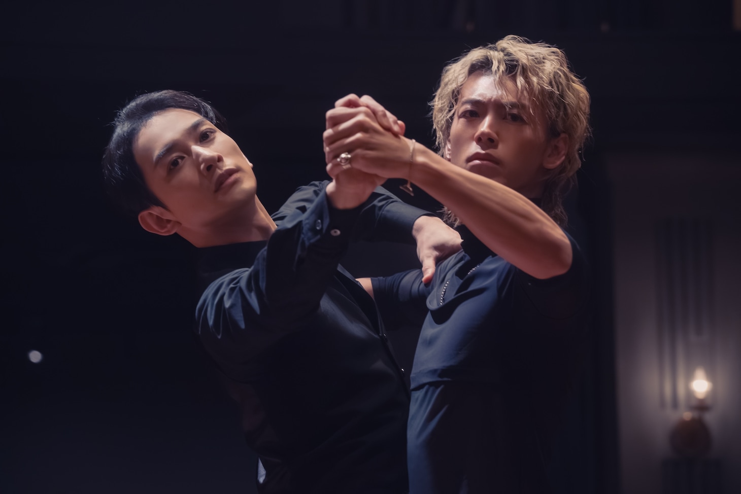 Netflix映画「10DANCE」より。左から町田啓太演じる杉木信也、竹内涼真演じる鈴木信也