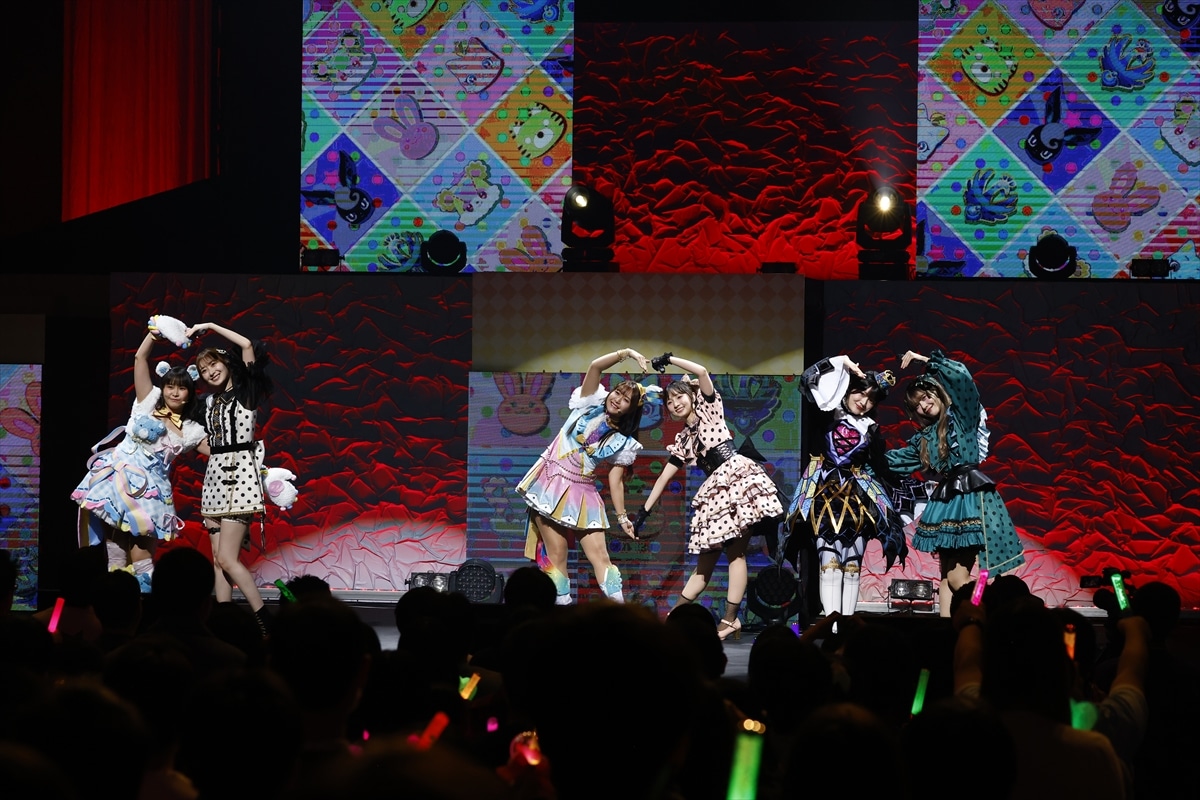 「スパイシー♪ホット＊ケーキ!!!」。左から甘瓜みるき役の相良茉優、太陽ペッパー役の山下七海、陽比野まつり役の廣瀬千夏、真中のん役の田中美海、心愛れもん役の鈴木杏奈、月川ちり役の大森日雅