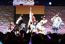 「ワッチャ！プリーズ！マジック！ -What's your“Please Magic?”-」。左から弥生ひな役の内田彩、心愛れもん役の鈴木杏奈、皇あまね役の庄司宇芽香、陽比野まつり役の廣瀬千夏、甘瓜みるき役の相良茉優、御芽河あうる役の藤寺美徳