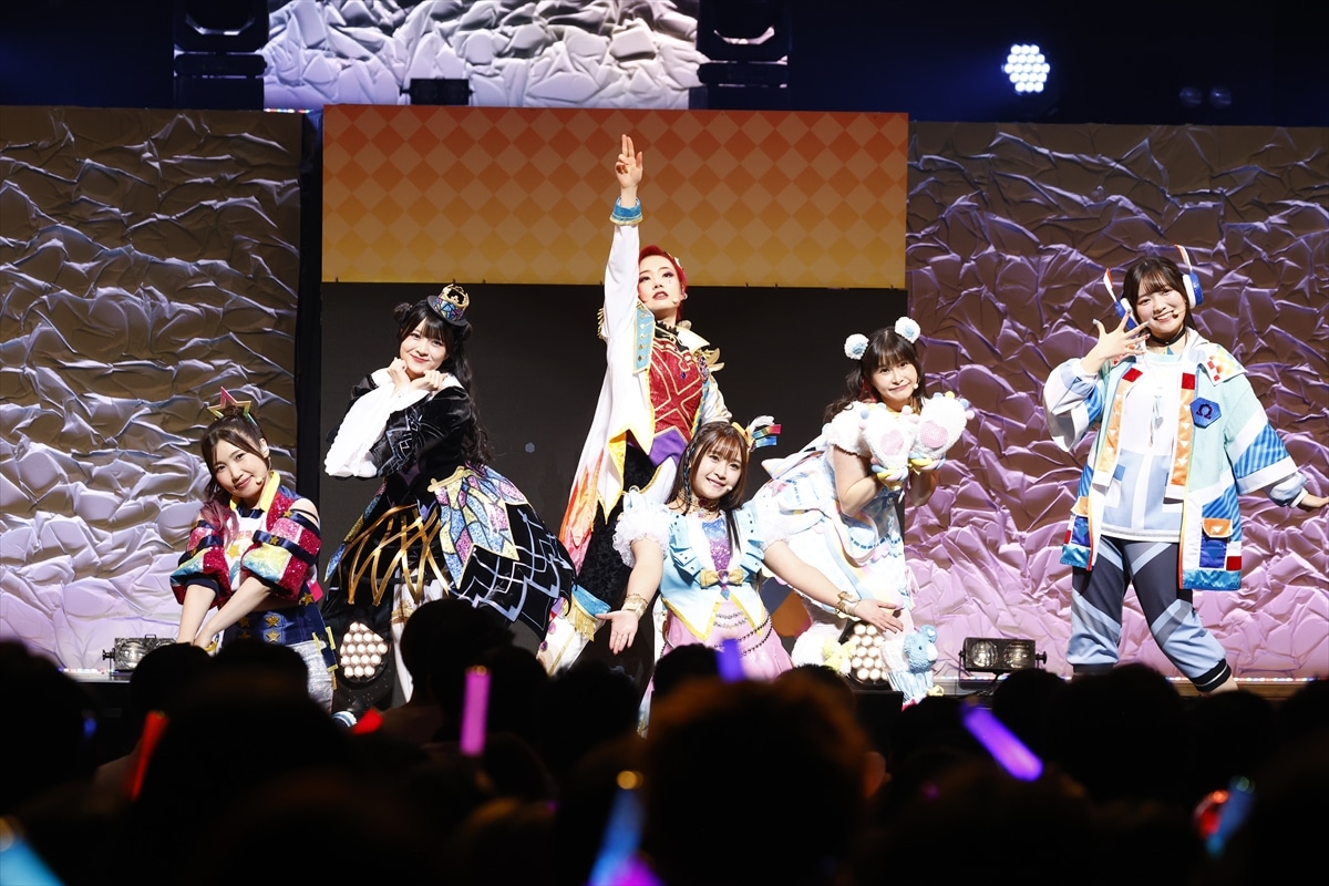 「ワッチャ！プリーズ！マジック！ -What's your“Please Magic?”-」。左から弥生ひな役の内田彩、心愛れもん役の鈴木杏奈、皇あまね役の庄司宇芽香、陽比野まつり役の廣瀬千夏、甘瓜みるき役の相良茉優、御芽河あうる役の藤寺美徳