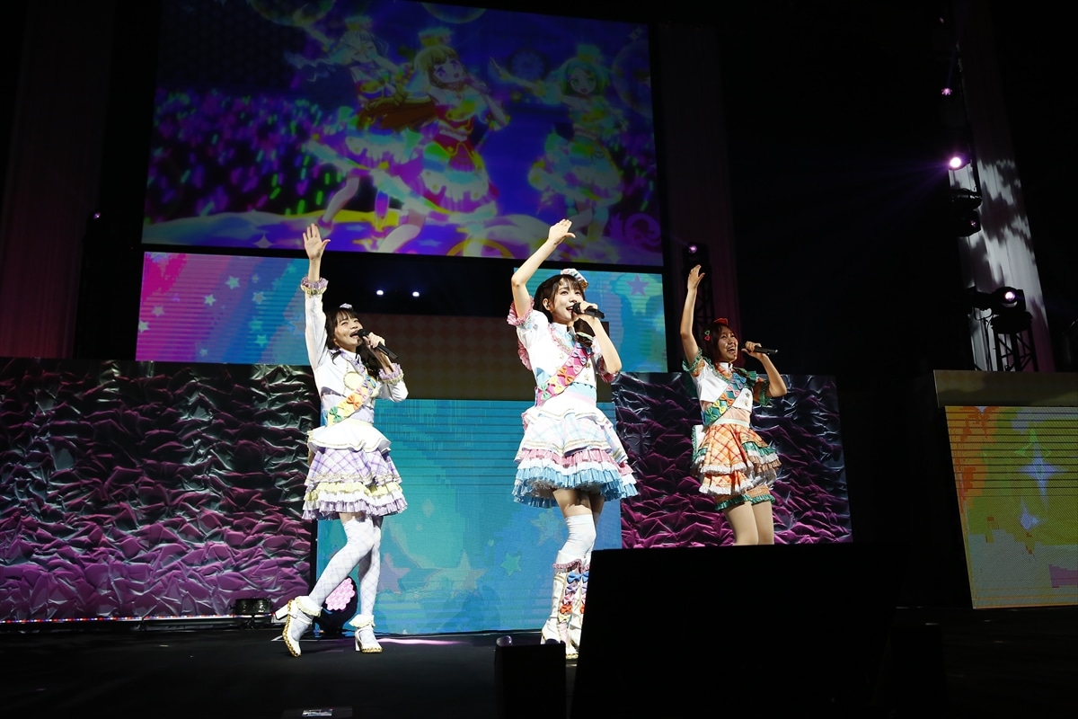 「ピュア・ハート・カレンダー」。左から幸多みちる役の山田唯菜、夢川ゆい役の伊達朱里紗、虹色にの役の大地葉