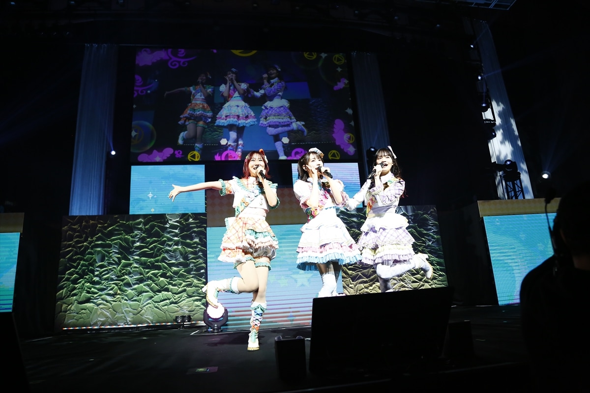 「ピュア・ハート・カレンダー」。左から虹色にの役の大地葉、夢川ゆい役の伊達朱里紗、幸多みちる役の山田唯菜