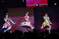 「SUPER CUTIE SUPER GIRL」。左から青葉りんか役の厚木那奈美、キラッCHU役の山下七海、萌黄えも役の久保田未夢