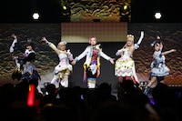 「ホワット・ア・ワンダプリ・ワールド!!」。左から心愛れもん役の鈴木杏奈、だいあ役の佐々木李子、皇あまね役の庄司宇芽香、鈴風つむぎ役の久保ユリカ、六堂える役の川口莉奈