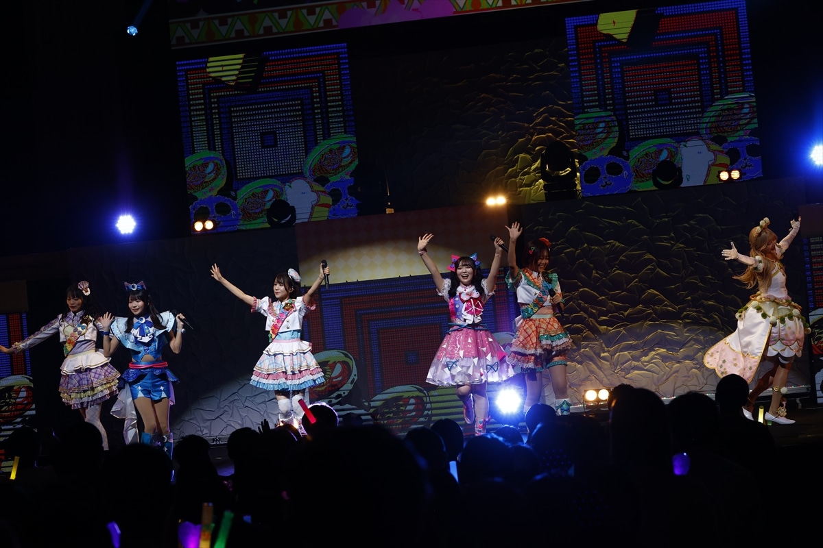 「ハートフル♡ドリーム」。左から幸多みちる役の山田唯菜、星川みつき役の平塚紗依、夢川ゆい役の伊達朱里紗、青空ひまり役の藤寺美徳、虹色にの役の大地葉、鈴風つむぎ役の久保ユリカ