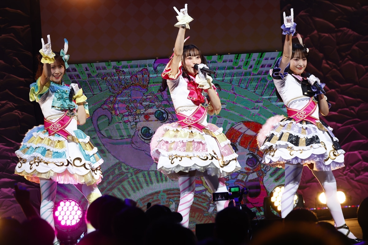 「Pretty Prism Paradise!!!」。左から南みれぃ役の芹澤優、真中らぁら役の茜屋日海夏、北条そふぃ役の久保田未夢