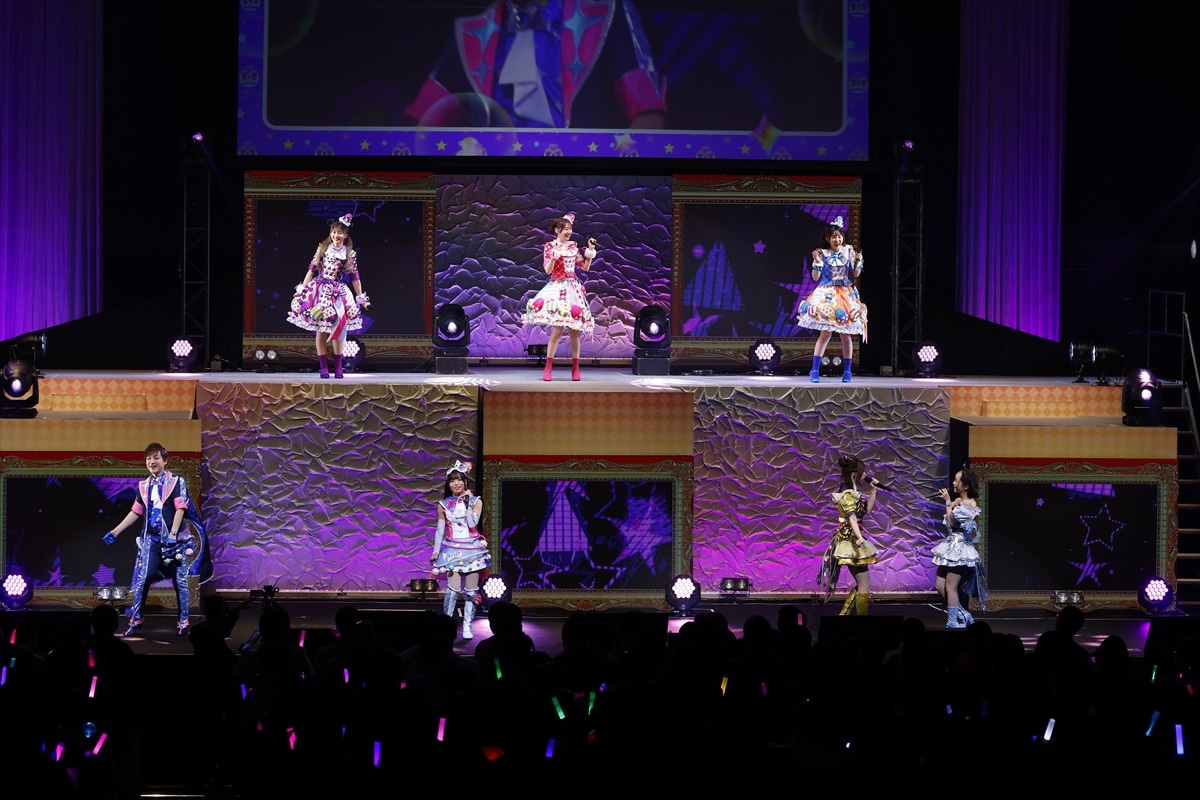 「A・B・C・D・いいね★ダンス」。上段左からメルパン役の大森日雅、キラッCHU役の山下七海、ラビリィ役の田中美海、下段左から七浦すばる役の小林竜之、七浦おとめ役の大森綺星、五十嵐じゅりあ役の土屋李央、六堂える役の川口莉奈