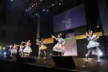 「A・B・C・D・いいね★ダンス」。左から七浦すばる役の小林竜之、メルパン役の大森日雅、七浦おとめ役の大森綺星、キラッCHU役の山下七海、五十嵐じゅりあ役の土屋李央、ラビリィ役の田中美海、六堂える役の川口莉奈