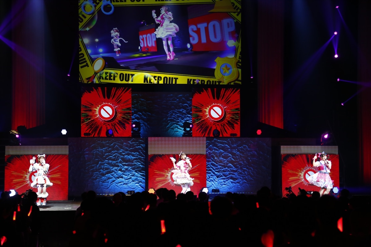 「ぱぴぷぺ☆POLICE！」。左から八王子ビビ役の寺澤百花、真中らぁら役の茜屋日海夏、青空ひまり役の藤寺美徳