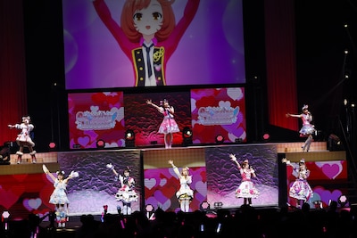 「ハート♥イロ♥トリドリ～ム」。上段左から八王子ビビ役の寺澤百花、青空ひまり役の藤寺美徳、七浦おとめ役の大森綺星、下段左から甘瓜みるき役の相良茉優、北条そふぃ役の久保田未夢、だいあ役の佐々木李子、キラッCHU役の山下七海、メルパン役の大森日雅