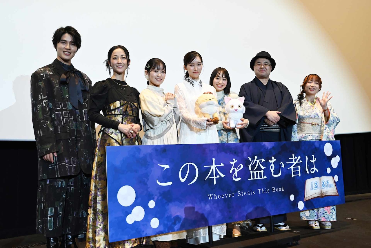 劇場アニメ「この本を盗む者は」ジャパンプレミアのフォトセッションの様子。左から土屋神葉、伊藤静、東山奈央、片岡凜、田牧そら、福岡大生監督、黒澤桂子