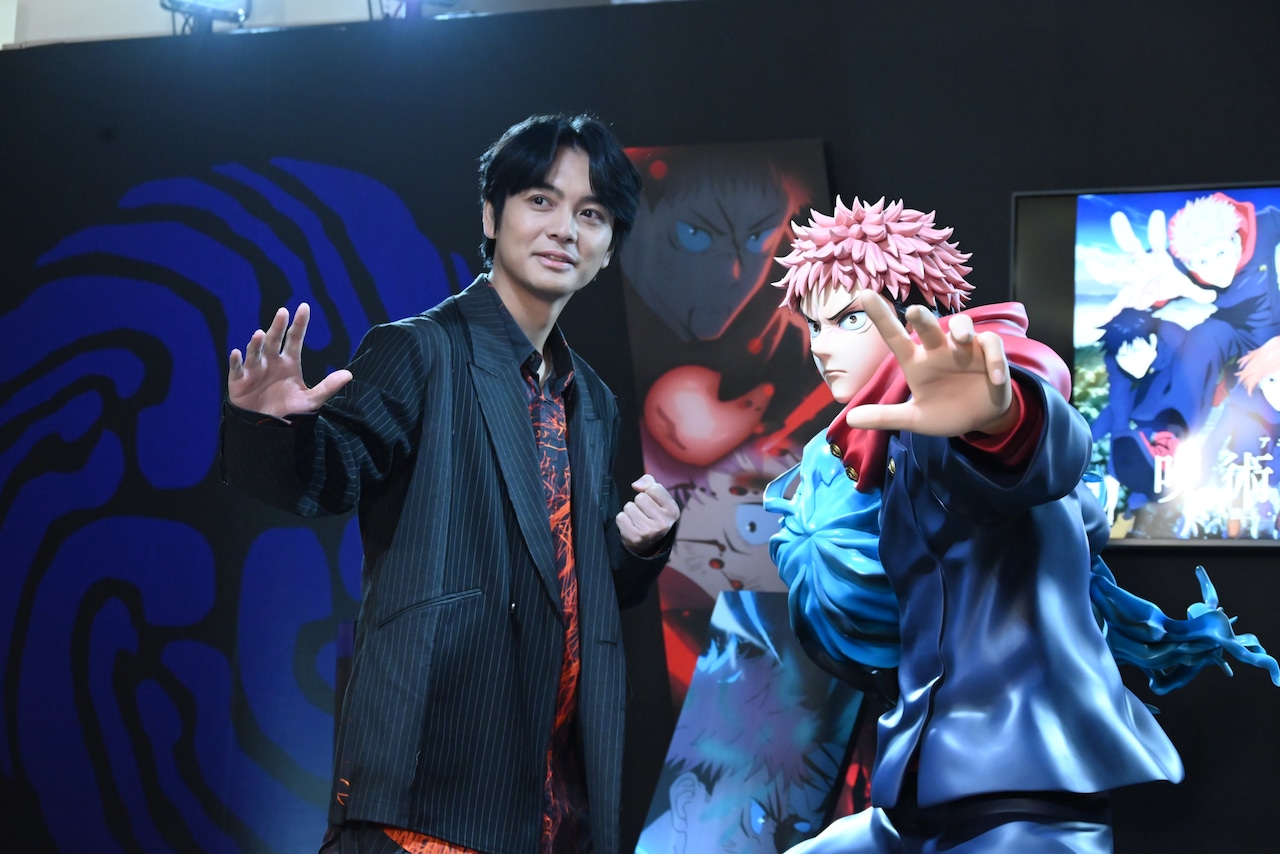 榎木淳弥と虎杖悠仁の等身大フィギュア - アニメ「呪術廻戦展」に榎木