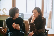 ドラマ「おとなになっても」より。左から山本美月演じる大久保綾乃、栗山千明演じる平山朱里