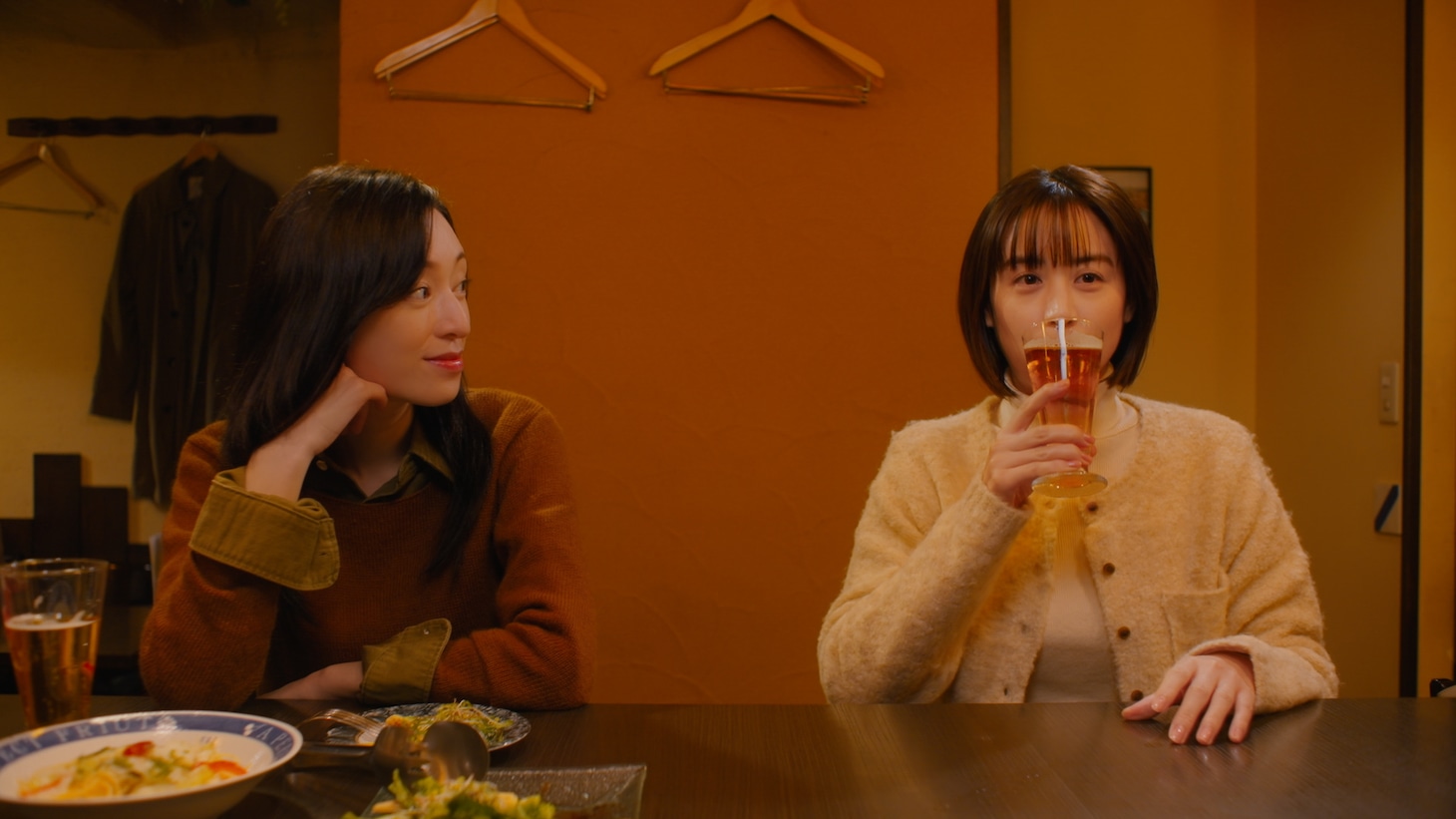 ドラマ「おとなになっても」より。左から栗山千明演じる平山朱里、山本美月演じる大久保綾乃