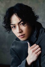 「ミュージカル『憂国のモリアーティ』緋色の研究 Reprise」でウィリアム・ジェームズ・モリアーティ役を演じる鈴木勝吾