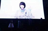 ビデオメッセージで登場したano