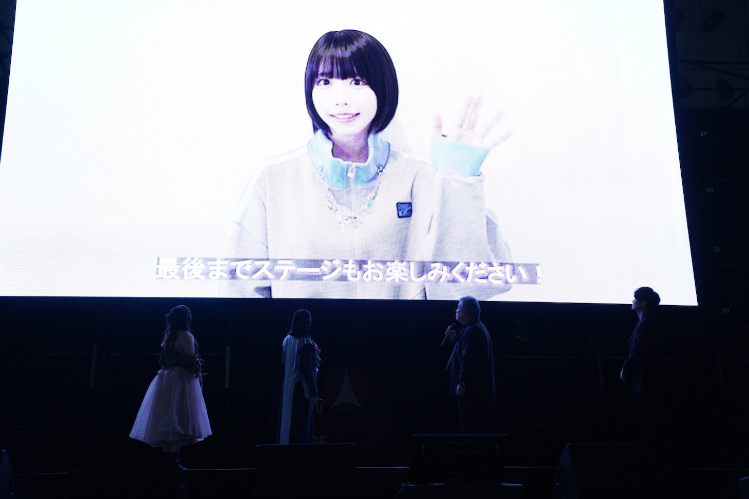 ビデオメッセージで登場したano