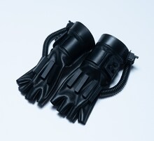 「SAKAMOTO DAYS」第1回ベストバウト投票のハガキ投票Bコースで当たるシンのグローブ (c)鈴木祐斗／集英社