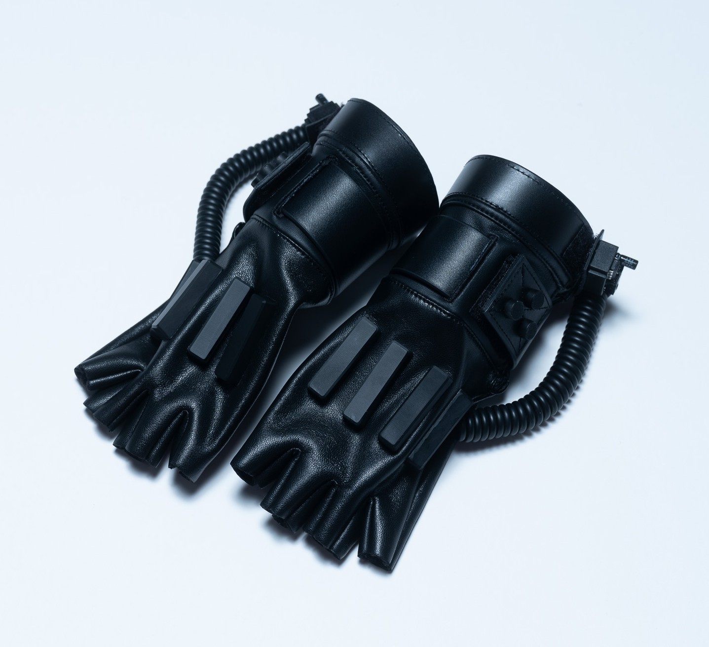 「SAKAMOTO DAYS」第1回ベストバウト投票のハガキ投票Bコースで当たるシンのグローブ (c)鈴木祐斗／集英社