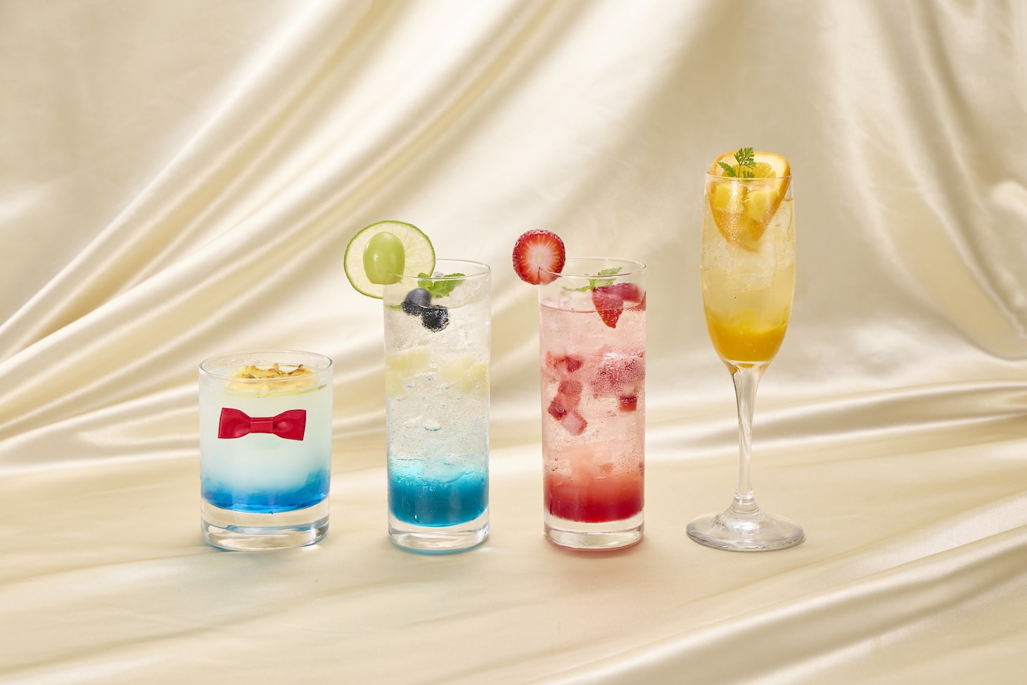 「名探偵コナン・ミステリー・レストラン」で販売されるドリンク。左から「江戸川コナン レモン・ホワイトウォーター」「工藤新一 アップル＆ライムモヒート」「毛利蘭 ストロベリーソーダ」「鈴木園子 オレンジ＆マンゴーソーダ」