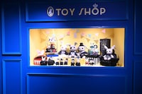 「黒執事 Black Label Memorial Arcade」の「Toy Shop」フォトスポット