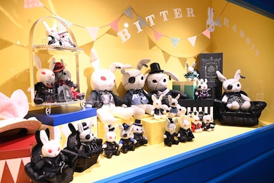 「黒執事 Black Label Memorial Arcade」の「Toy Shop」フォトスポット。ビタラビがずらり