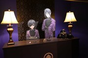 「黒執事 Black Label Memorial Arcade」の「Funtom Hotel」フォトスポット。セバスチャンとシエルがお出迎え