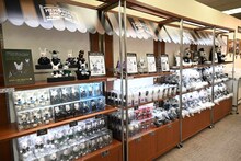 「黒執事 Black Label」百貨店や香水屋でたっぷり写真撮影！“夜のお茶会”香水も香る
