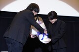 細田守監督に花束を贈呈する神木隆之介