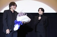 左から細田守監督、神木隆之介