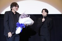 神木隆之介のサプライズ登壇に驚く細田守監督