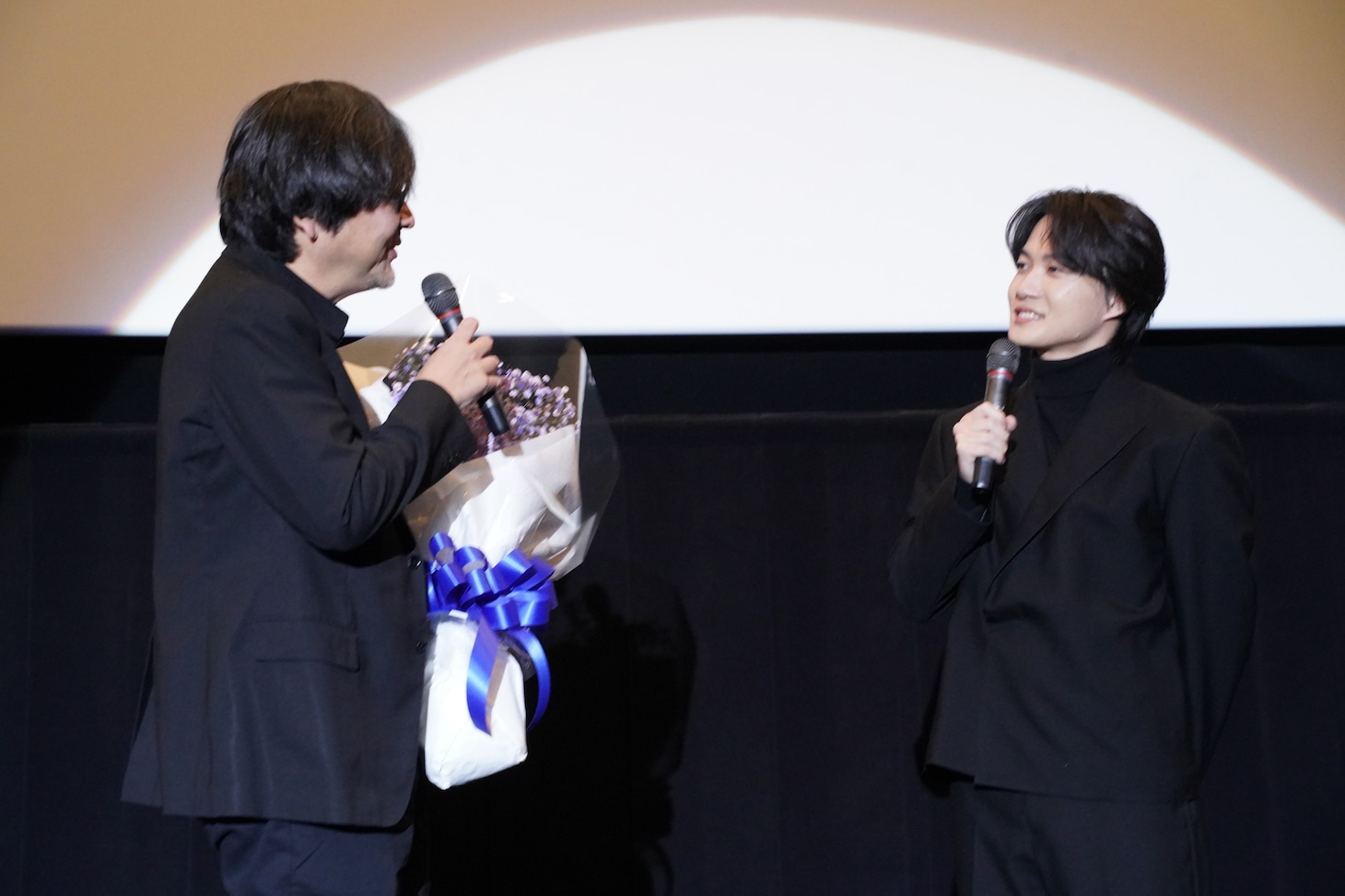 左から細田守監督、神木隆之介