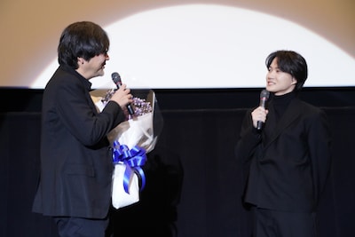 左から細田守監督、神木隆之介