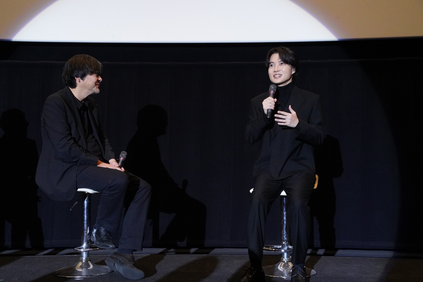 左から細田守監督、神木隆之介