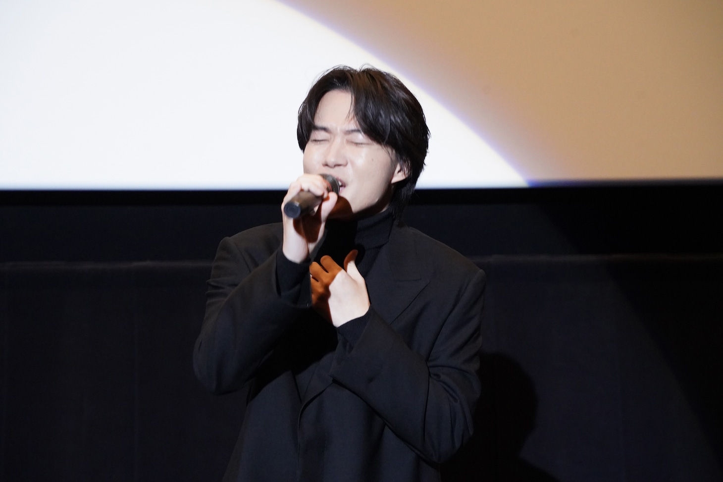 「よろしくお願いしまぁぁぁすっ!!」を披露する神木隆之介