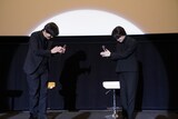 拍手を贈り合う細田守監督、神木隆之介