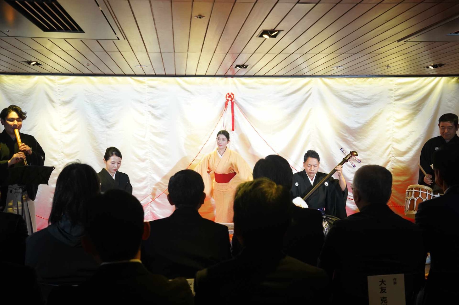 除幕式の前に行われた、東京藝術大学卒業生の演奏家たちによる和楽演奏の様子