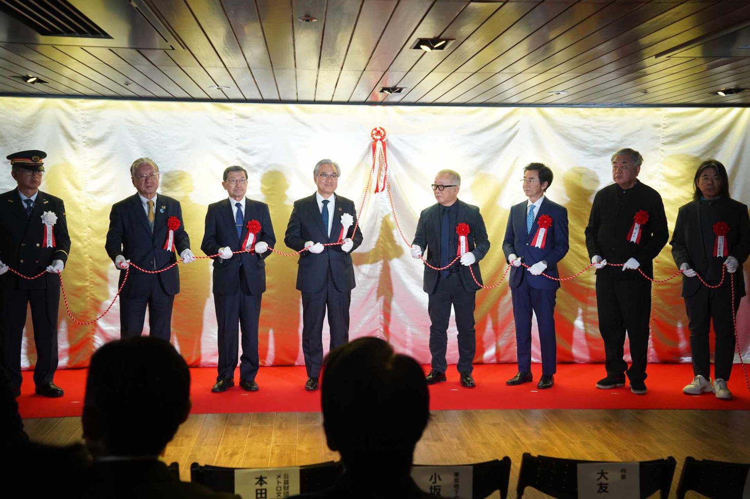 除幕式の様子。左から、東京地下鉄株式会社鉄道本部営業部銀座駅務管区管区長の渡辺康成氏、滝氏、本田氏、小坂氏、大友、服部氏、隈氏、日比野氏