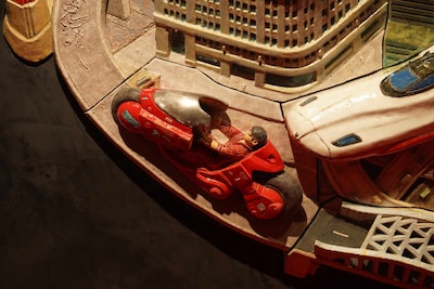 大型パブリックアート「Procession Spin」。左下に位置する「AKIRA」金田のバイク