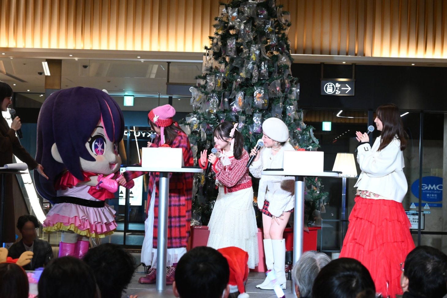 着ぐるみのアイを迎え入れる高橋李依、伊駒ゆりえ、潘めぐみ、大久保瑠美