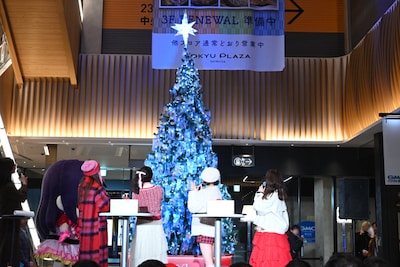 クリスマスツリーを見上げる着ぐるみのアイ、高橋李依、伊駒ゆりえ、潘めぐみ、大久保瑠美