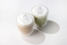 カフェラテと抹茶ラテ (c) 藤本タツキ/集英社 (c) 2024「ルックバック」製作委員会/(c)「劇場アニメ ルックバック展」実行委員会