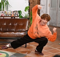 作中のポーズを披露する宮田俊哉（Kis-My-Ft2）