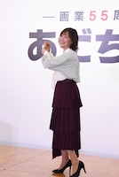 記者のリクエストに応え、野球のさまざまなポーズをやってみせる日髙のり子