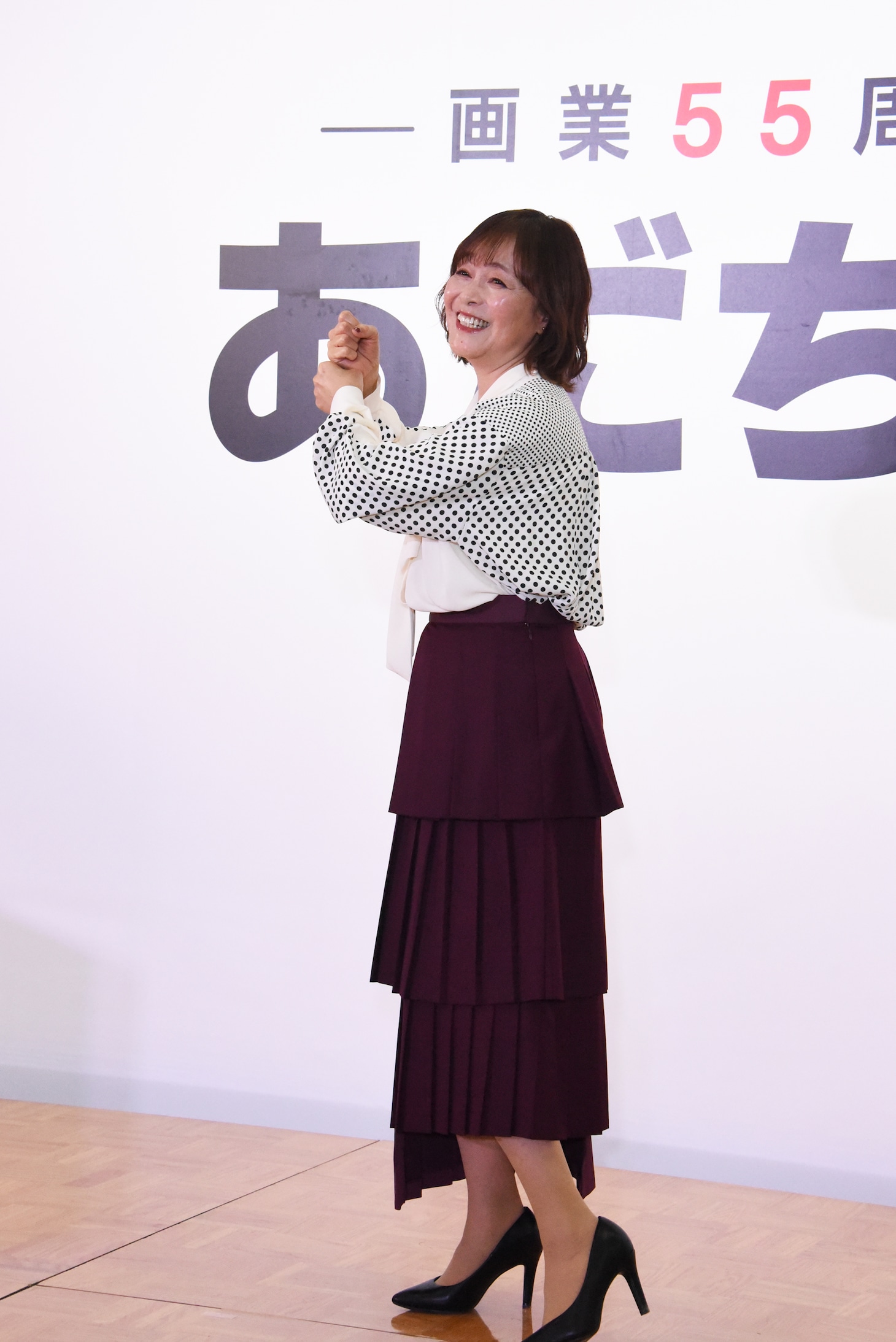 記者のリクエストに応え、野球のさまざまなポーズをやってみせる日髙のり子