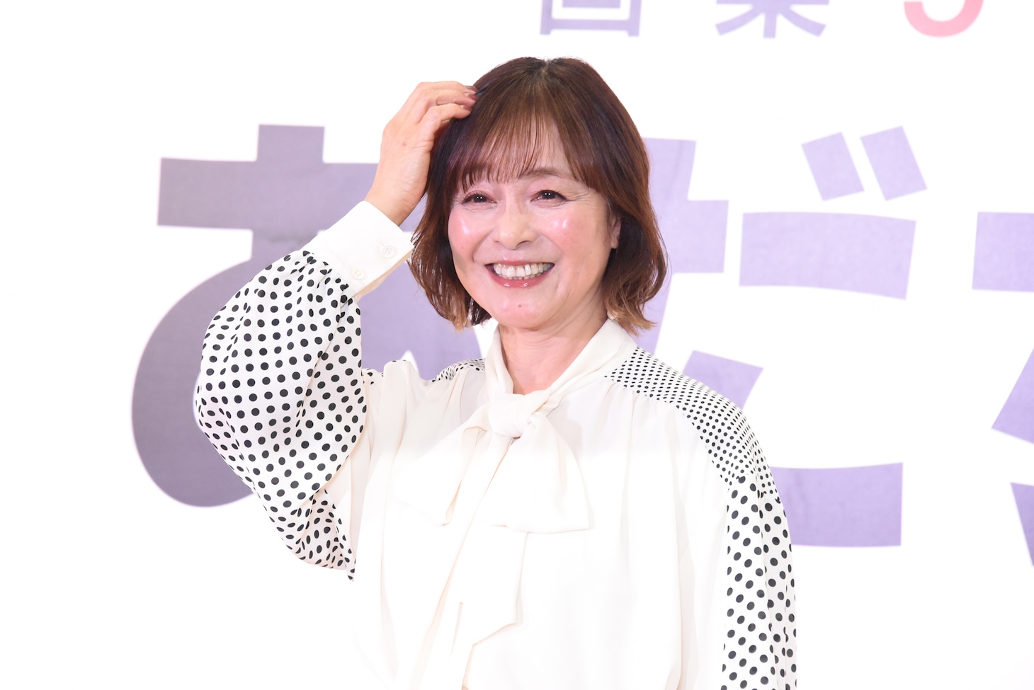 「『タッチ』1巻の南ちゃんのポーズで」という記者のリクエストに応える日髙のり子