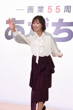 記者のリクエストに応え、野球のさまざまなポーズをやってみせる日髙のり子